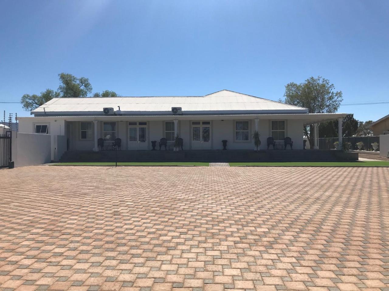 French Karoo Guesthouse Б’юфорт-Вест Екстер'єр фото
